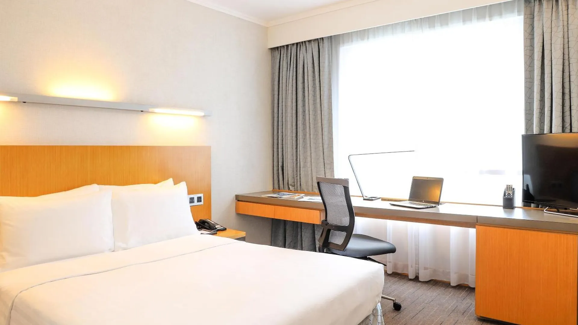 Novotel Century Hong Kong 4*,