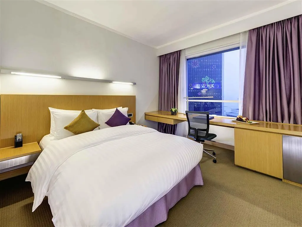 Novotel Century Hongkong 4*,