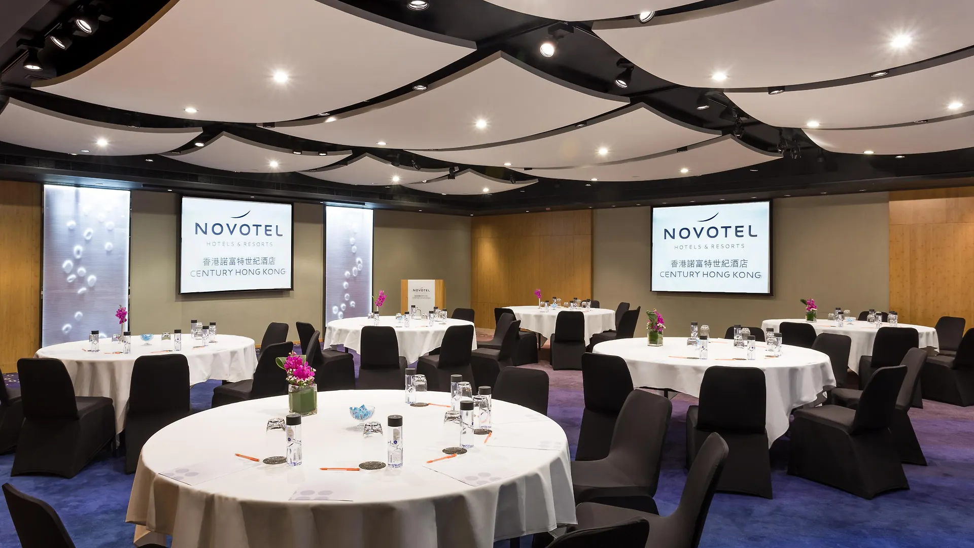 Novotel Century Hongkong 4*,