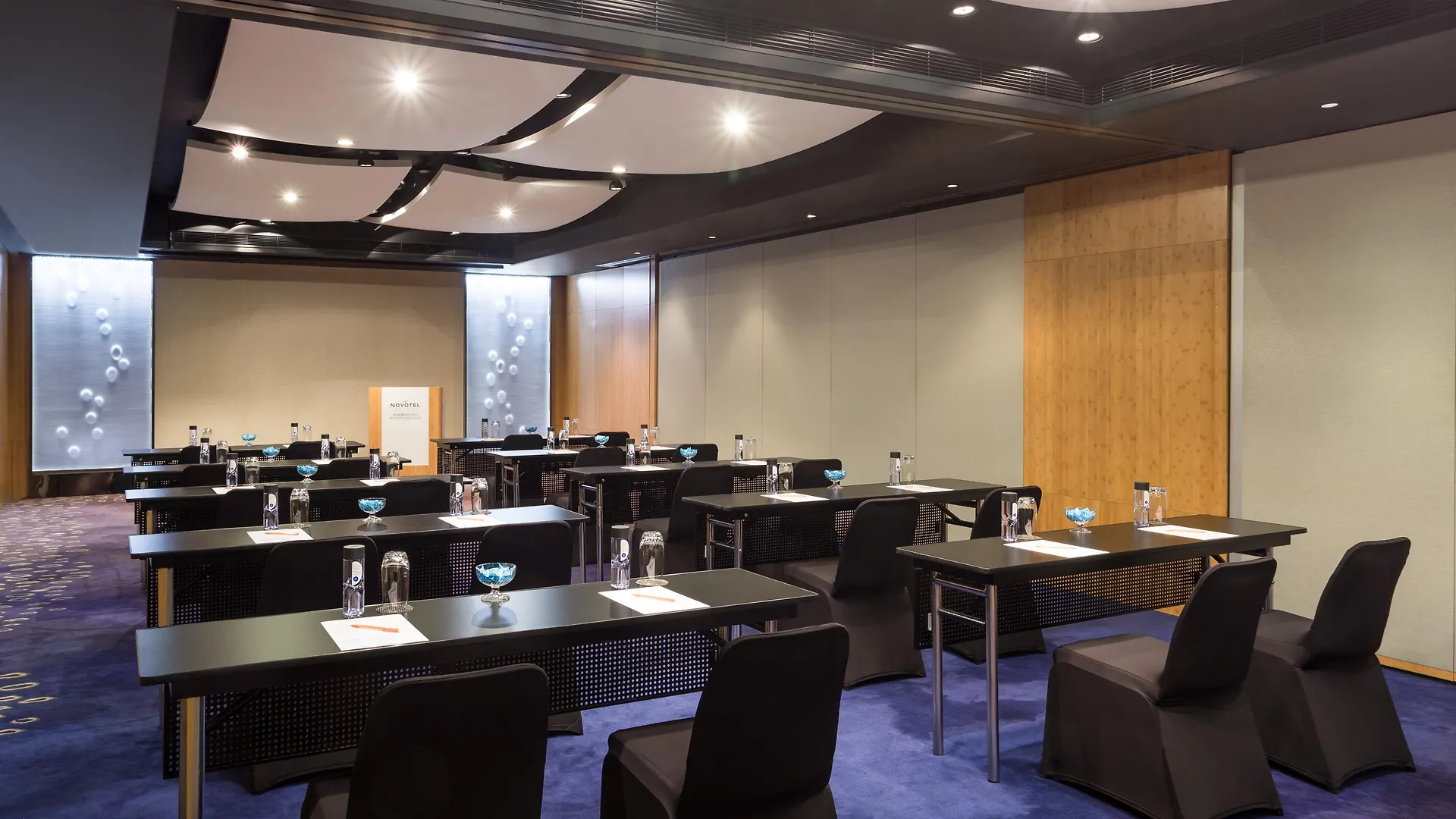 Novotel Century Hongkong 4*,